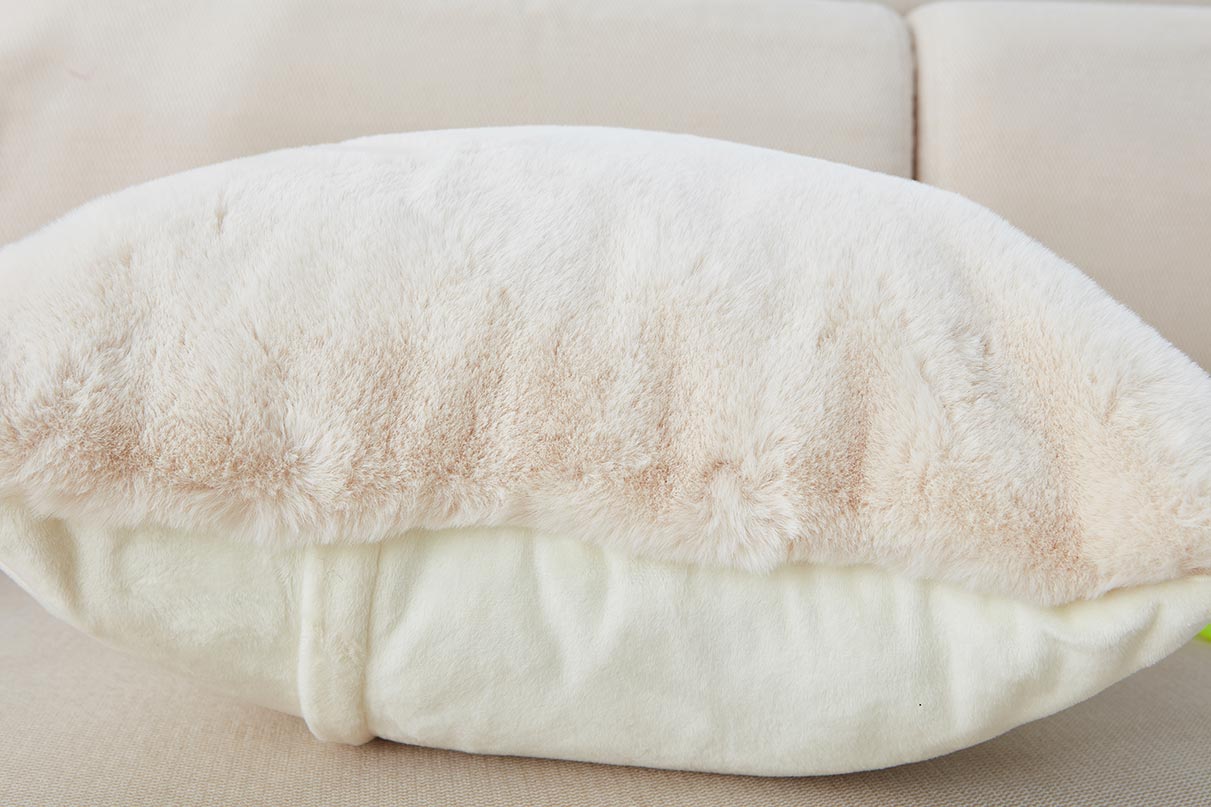 Almohada de piel sintética de chinchilla beige de lujo de Agnes