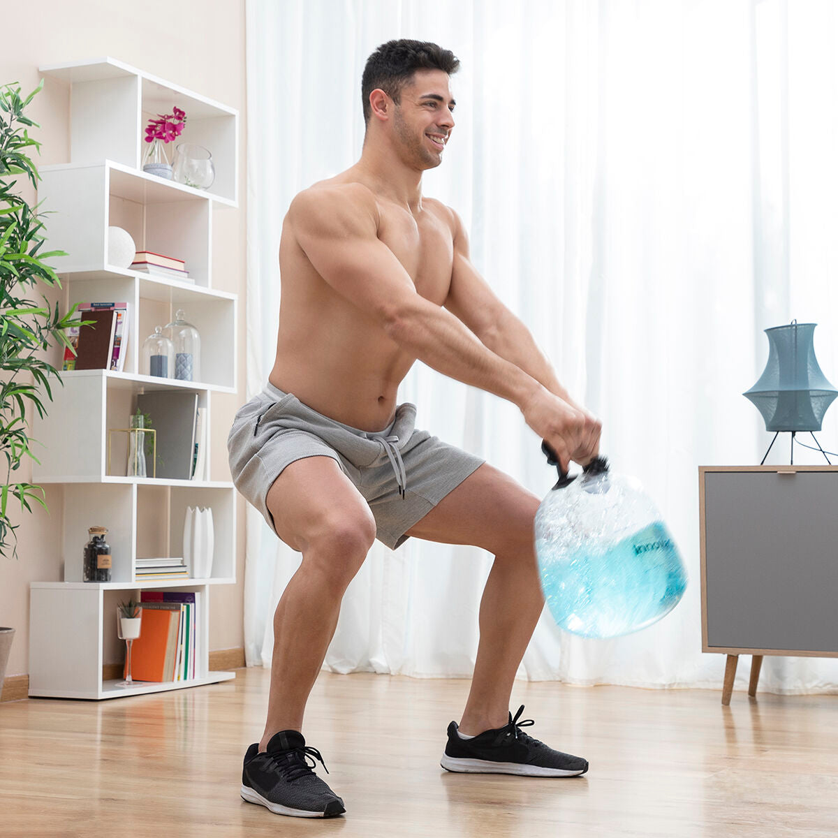 Pesa rusa llena de agua para entrenamiento físico con guía de ejercicios