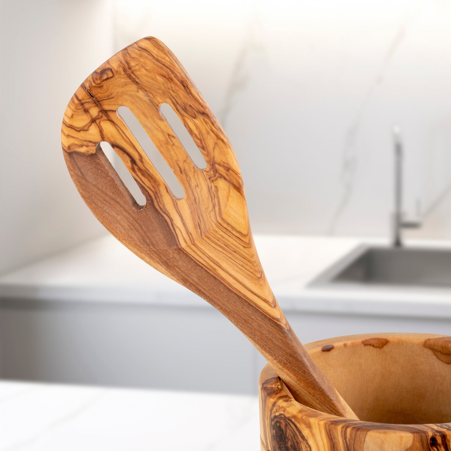 Utensilios de cocina hechos a mano en madera de olivo - Juego de 5 con soporte de madera