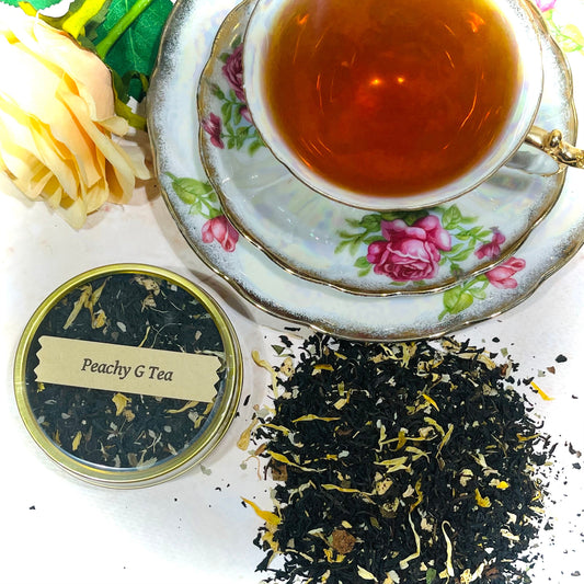 Té negro de hojas sueltas con melocotones y pétalos de flores